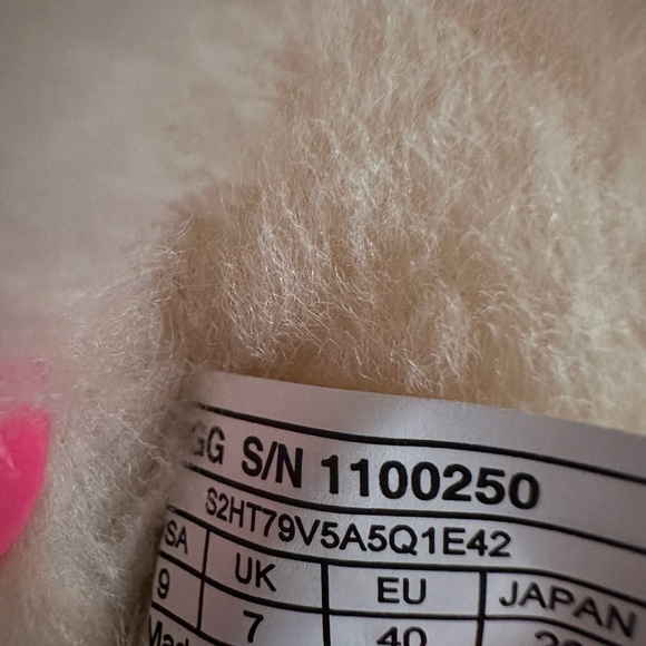 Cozy ivory Fuzzy Slippers - Picture 4 of 5